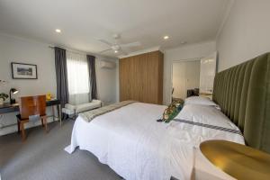 Giường trong phòng chung tại Heal House