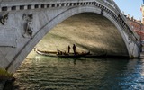 Gondoles sous le pont du Rialto