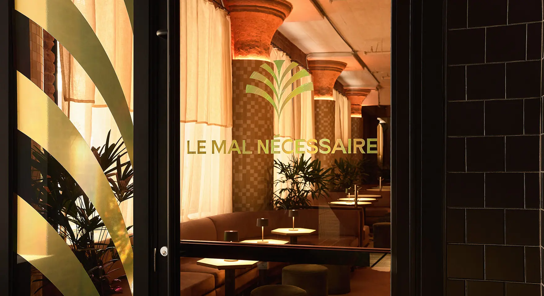 Cocktails signature au Mal Nécessaire, bar animé du centre-ville de Montréal