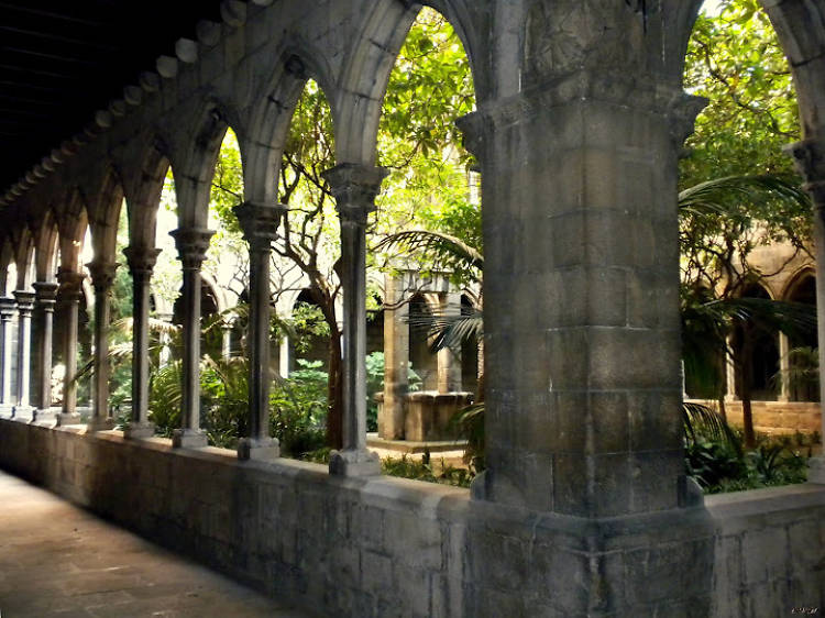 Regalarse un rato de silencio en el claustro de Santa Anna