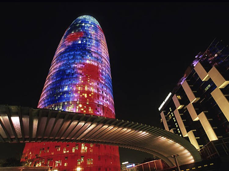 La Torre Glòries iluminada por Marte: te explicamos cómo el edificio reflejará los días del planeta rojo