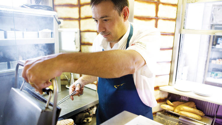 Hacer cola para comerse un bocadillo del Conesa