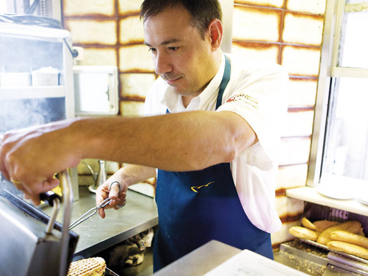 Hacer cola para comerse un bocadillo del Conesa