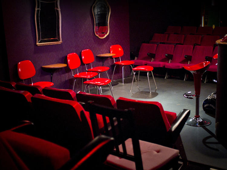 Asistir a una obra de teatro en la Sala Flyhard