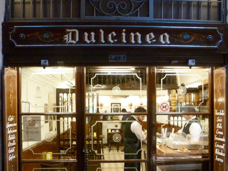 Tomarse un chocolate con churros en la calle Petritxol