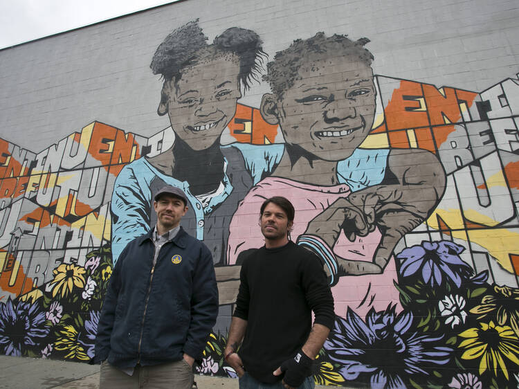 Street artists paint a mural (video)