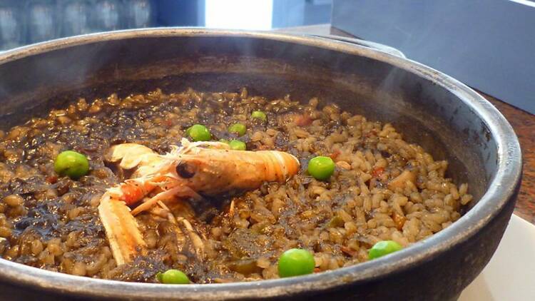 Zamparse una paella en la Barceloneta
