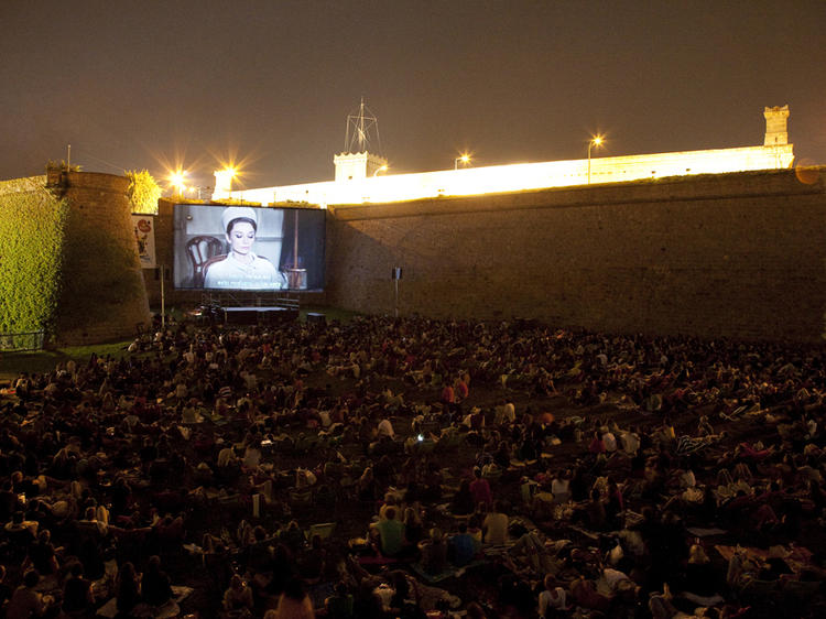 Pasar una noche de verano viendo una peli al aire libre