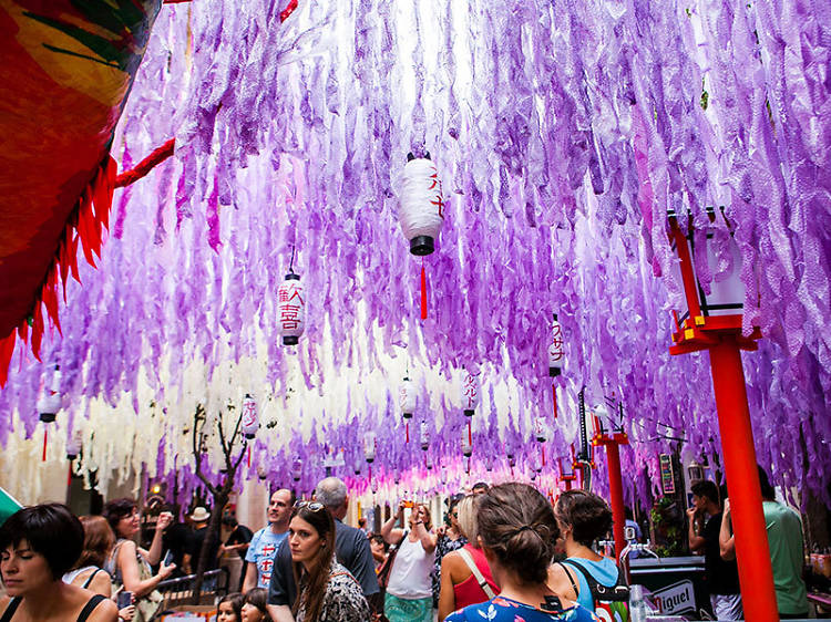 Recorrer las calles decoradas de las Fiestas de Gràcia