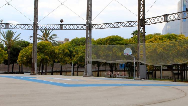 Básquet en el Parc de la Barceloneta