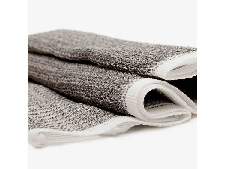 Charcoal body scrub towel