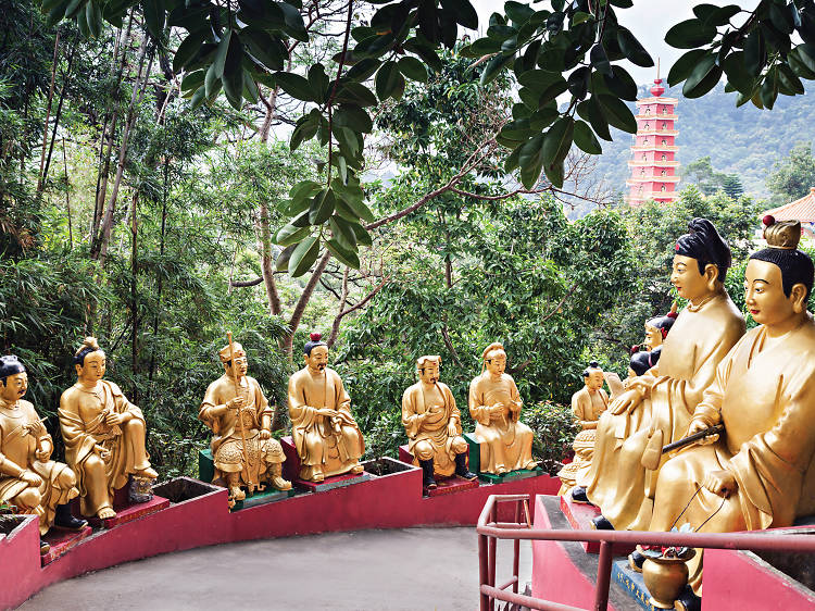 Marvel at incredible gilded statues at Ten Thousand Buddhas Monastery