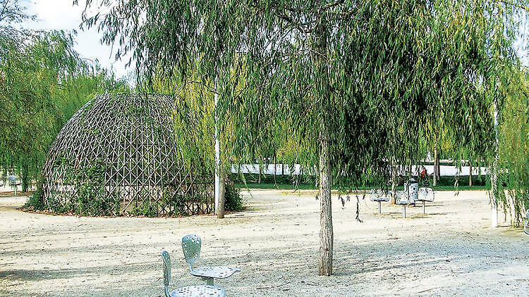 Ponerse a la sombra en el Parc Central de Poblenou