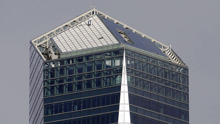 Intentar atisbar la cima del edificio más alto de España