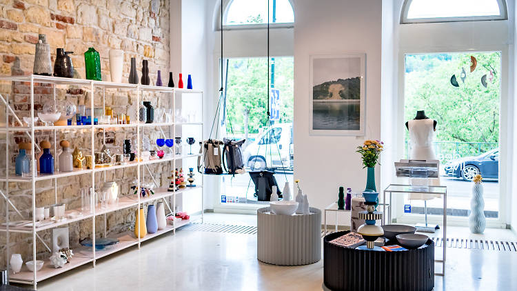 Deelive Designs & SmetanaQ Showroom