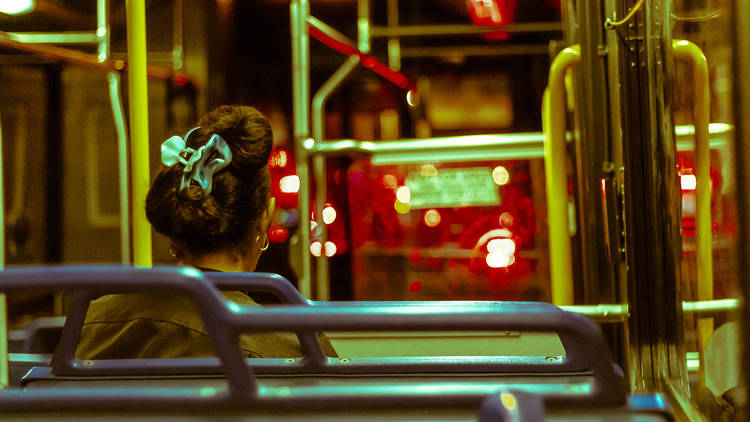 Mujer autobús nocturno 