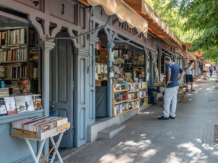 Compra un libro de segunda mano en la cuesta más famosa
