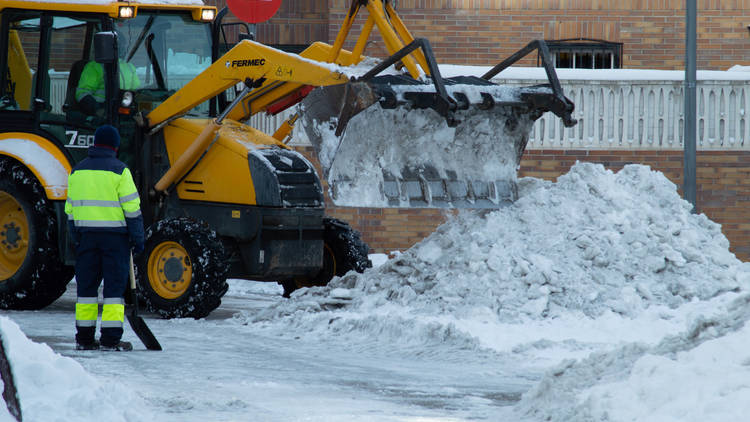 Máquina excavadora quitando nieve Madrid. Filomena colapsa Madrid