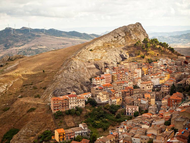 A town in Sicily is selling €1 houses – and it’ll pay you to fix one up A town in Sicily is selling €1 houses – and it’ll pay you to fix one up