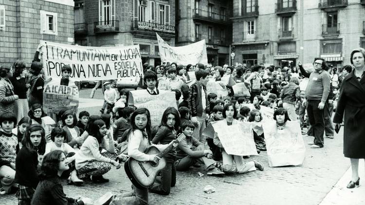  Manifestació de l'Escola Tramuntana davant l'Ajuntament. 1977. 
