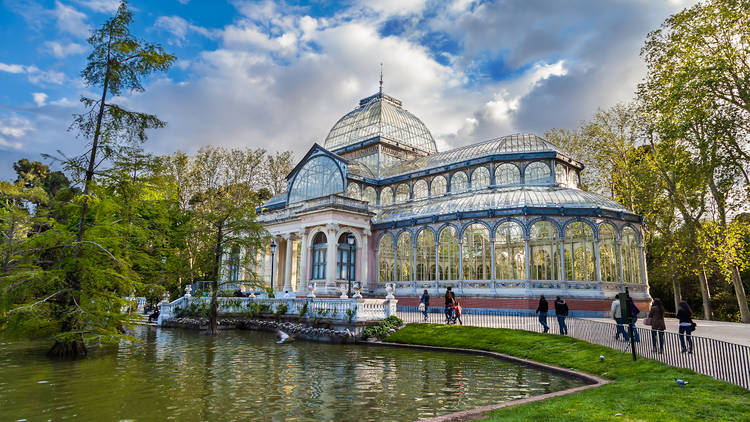 Jugar con los reflejos en un palacio hecho de cristal