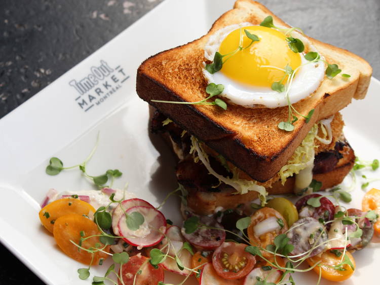 Le nouveau menu brunch du Time Out Market Montréal est le plus varié (et le plus arrosé) de la ville
