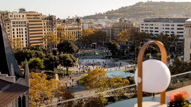 Un rooftop con vistas a plaza de Catalunya