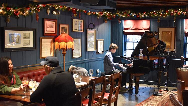 Have a night at the intimate piano bar at Fraunces Tavern