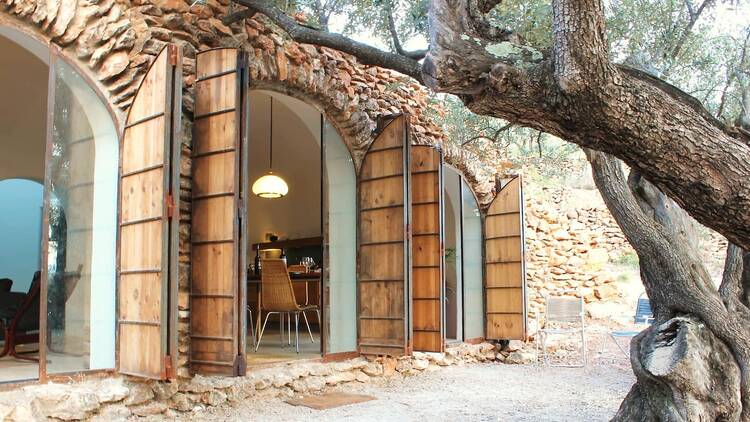 Abovedada y entre oliveras en Tivenys, Tarragona Abovedada y entre oliveras en Tivenys, Tarragona