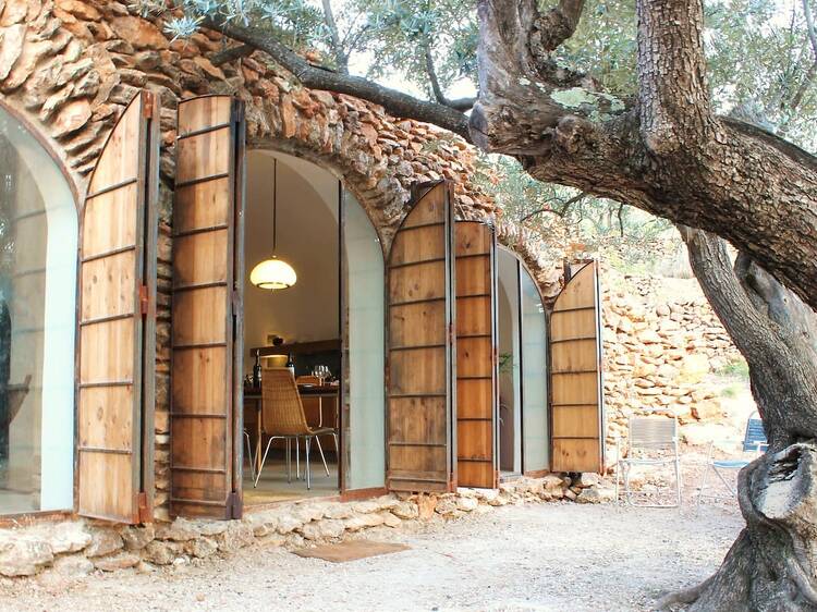 Abovedada y entre oliveras en Tivenys, Tarragona Abovedada y entre oliveras en Tivenys, Tarragona