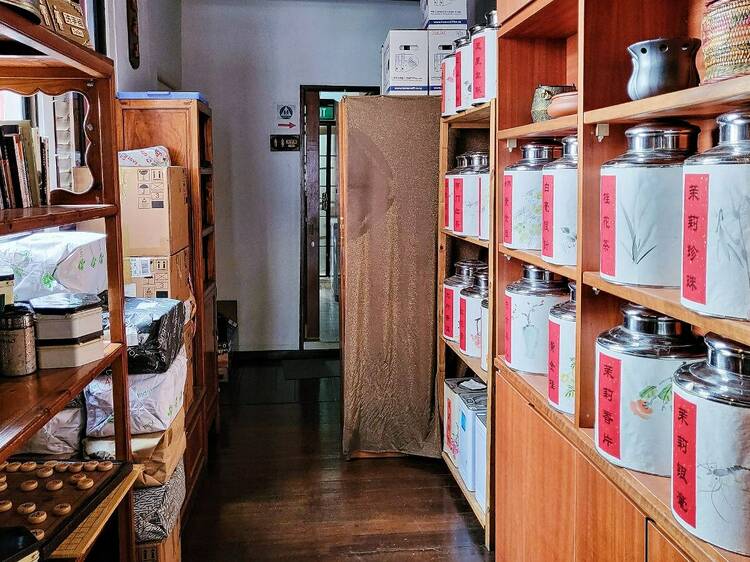Pour some tea at Tea Chapter