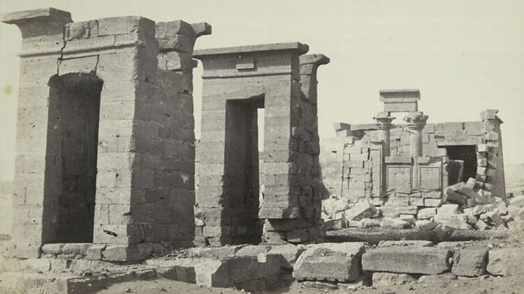 El Templo de Debod, en su emplazamiento original (foto: Francis Frith, Wikipedia). 