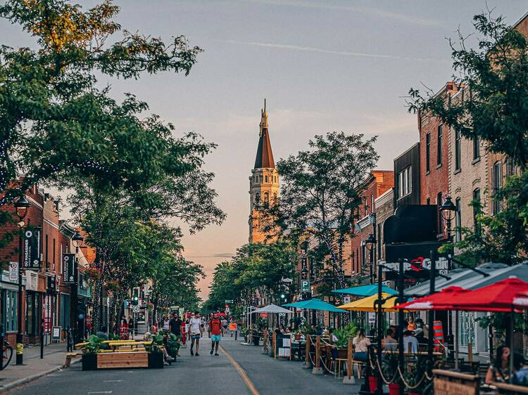 Hang out on rue Wellington in Verdun