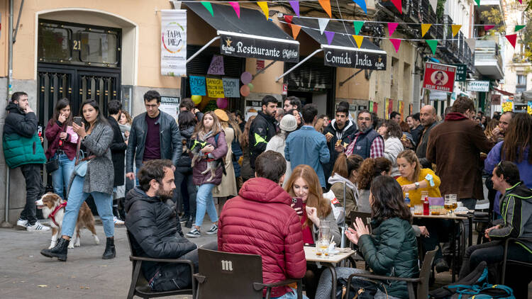 Planazos para este finde: hacer pan en la Plaza Mayor, visitar gratis un jardín centenario, disfrutar Tapapiés...