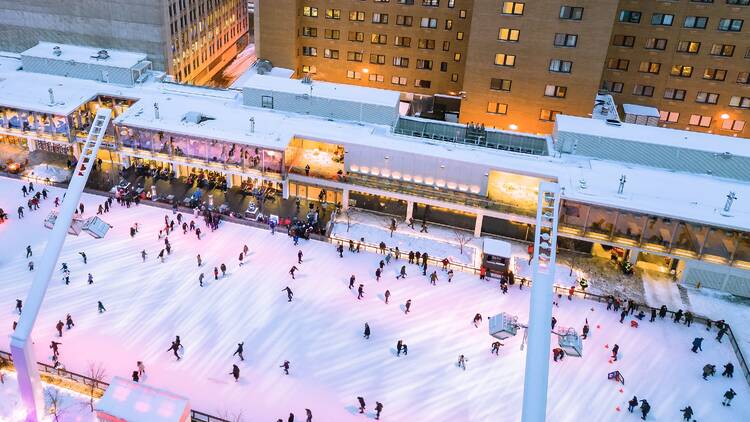 Faites un tour sur une patinoire géante illuminée