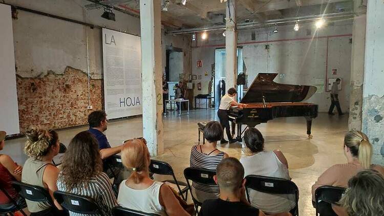 Festival Piano City Madrid en Matadero. Un grupo asiste a un concierto de piano.