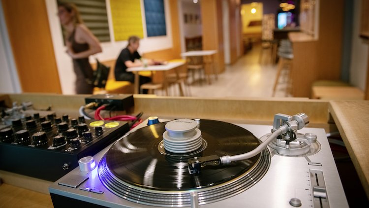 Escuchar música en un 'listening bar'