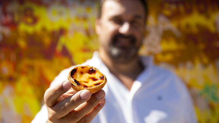 João Castanheira com o pastel de nata vencedor, da Confeitaria da Glória