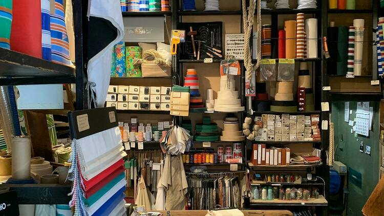 Las telas más bonitas para tapicería y restauración de muebles están en esta tienda cerca de la Plaza Mayor