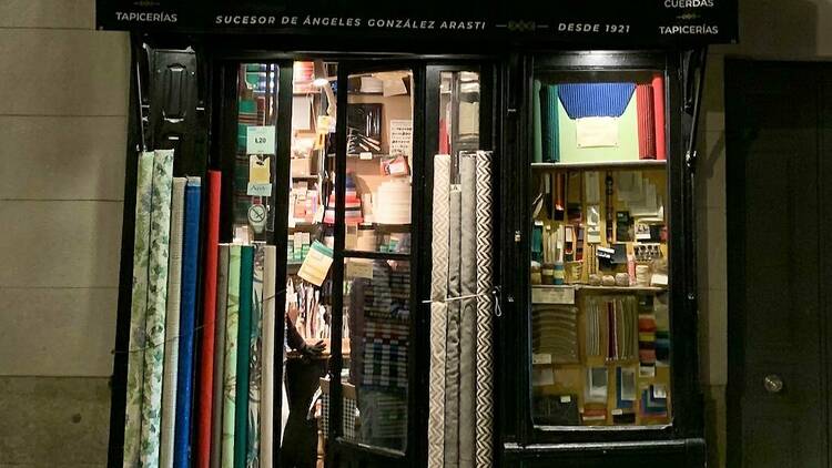 Las telas más bonitas para tapicería y restauración de muebles están en esta tienda cerca de la Plaza Mayor