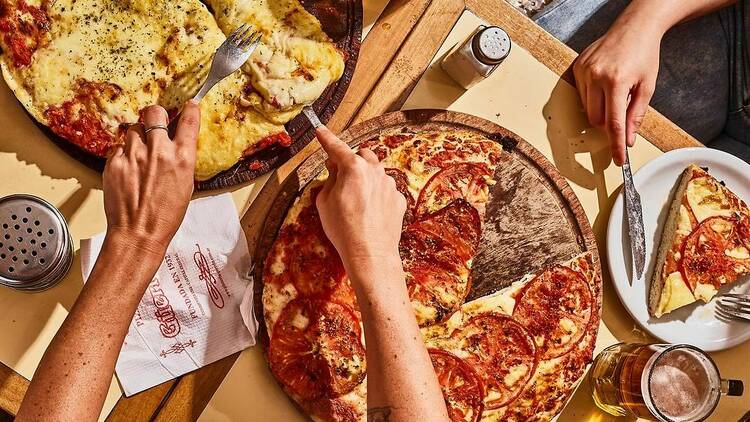 Enjoy "standing" pizza at Güerrín