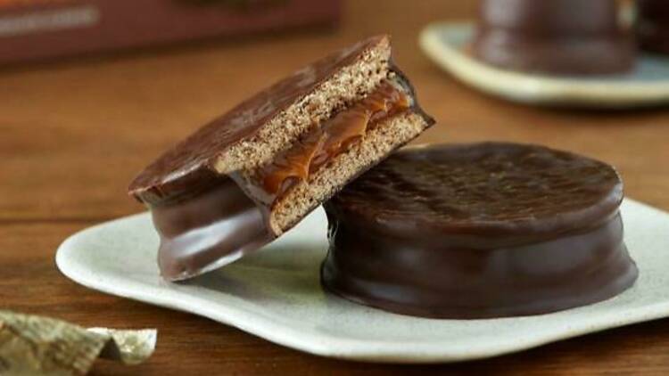Eat alfajores with dulce de leche