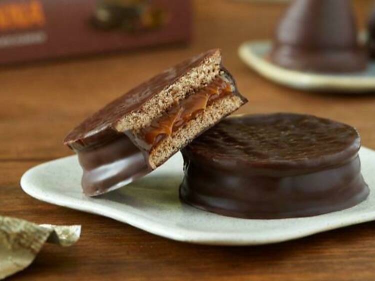 Eat alfajores with dulce de leche