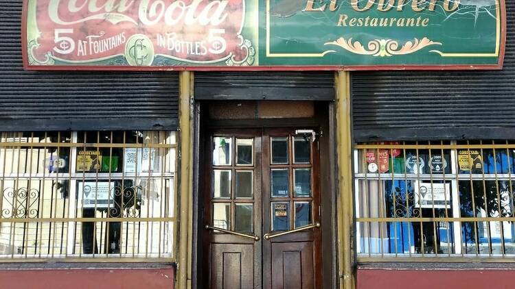 Eat a napolitana milanesa at "El Obrero"