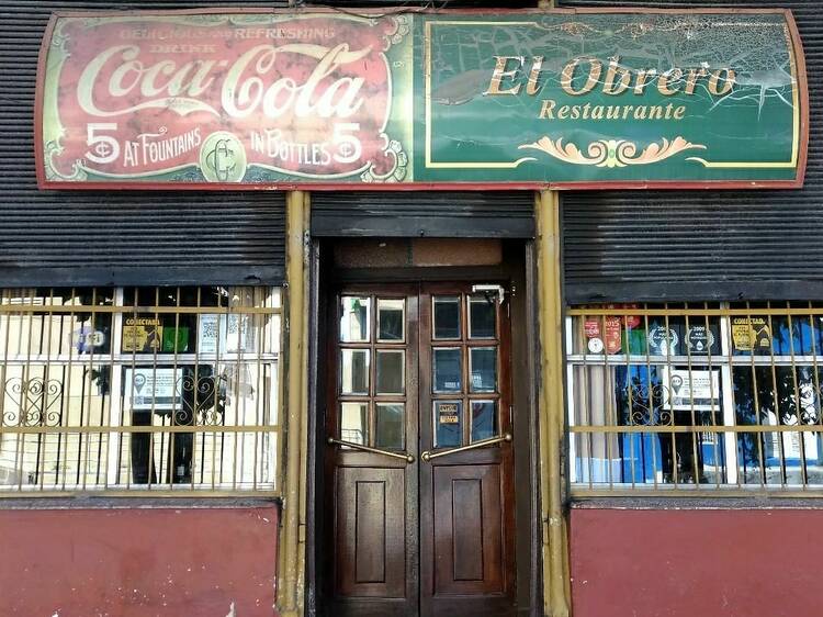 Eat a napolitana milanesa at "El Obrero"