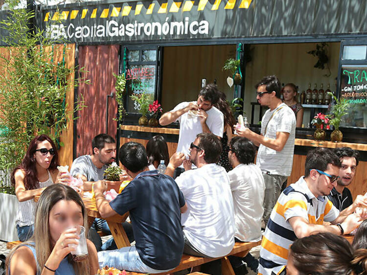 Eat a choripán at a stall on the Costanera