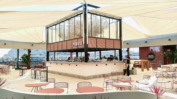 Tomar un cóctel de altos vuelos en la mejor terraza de Barcelona Out Market Barcelona