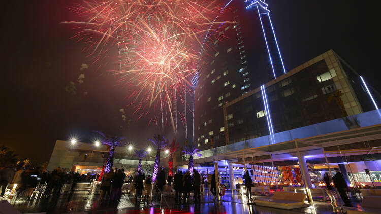 Us descobrim una festa de Cap d’Any davant del mar inspirada en l’òpera