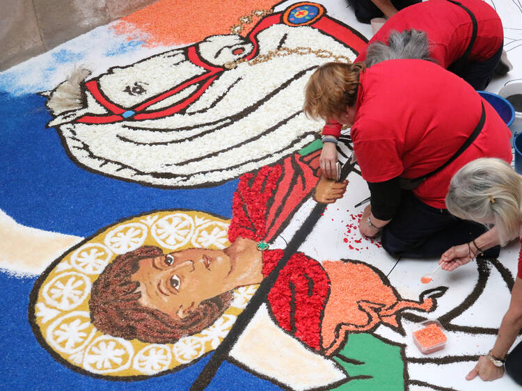 Así es la espectacular alfombra de flores del Parlament este Sant Jordi Así es la espectacular alfombra de flores del Parlament este Sant Jordi