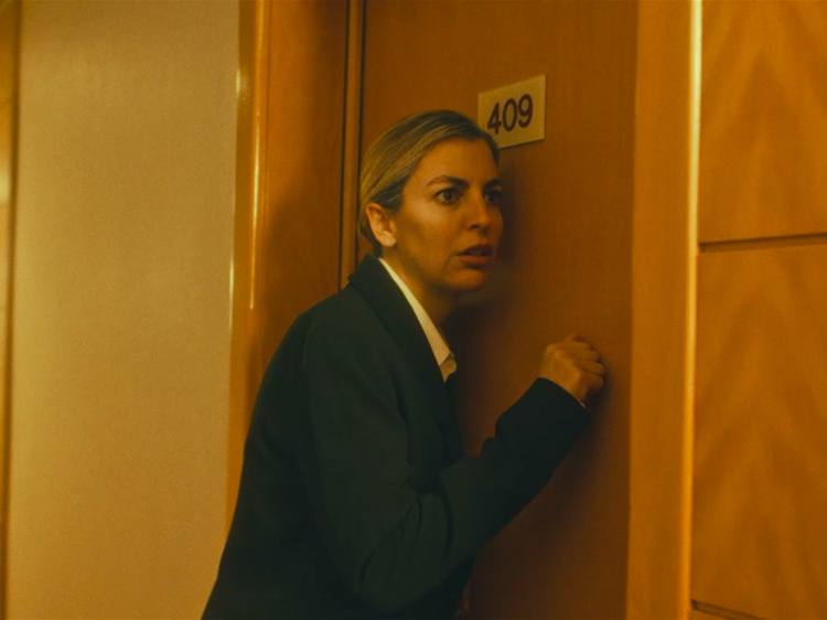 Em ‘Hotel Amor’, Jessica Athayde é perseguida pelo trabalho. E por vários planos-sequência Em ‘Hotel Amor’, Jessica Athayde é perseguida pelo trabalho. E por vários planos-sequência